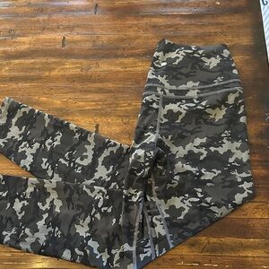 CRZ YOGA Women's Camouflage Leggings - Black and Gray